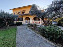 Casa Bi/Trifamiliare in Residenziale