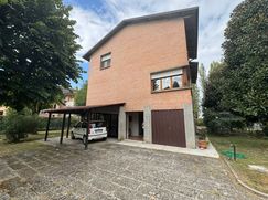 Casa Bi/Trifamiliare in Residenziale