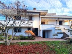 Casa Bi/Trifamiliare in Residenziale