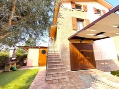 Casa Bi/Trifamiliare in Residenziale