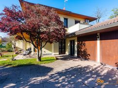 Casa Bi/Trifamiliare in Residenziale