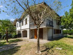 Casa Bi/Trifamiliare in Residenziale