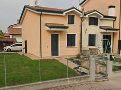 Casa Bi/Trifamiliare in Residenziale