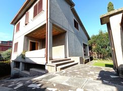 Casa Bi/Trifamiliare in Residenziale