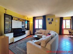 Casa Bi/Trifamiliare in Residenziale
