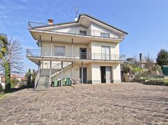 Casa Bi/Trifamiliare in Residenziale