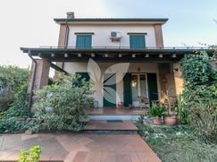 Casa Bi/Trifamiliare in Residenziale