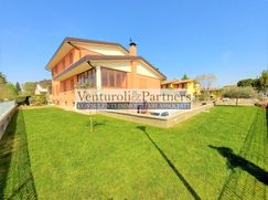 Casa Bi/Trifamiliare in Residenziale