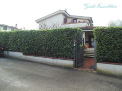 Casa Bi/Trifamiliare in Residenziale