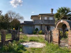 Casa Bi/Trifamiliare in Residenziale