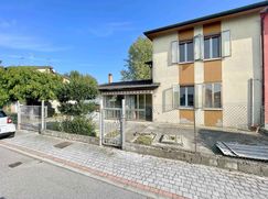 Casa Bi/Trifamiliare in Residenziale