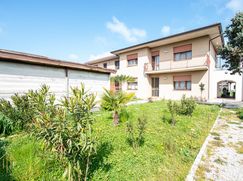 Casa Bi/Trifamiliare in Residenziale