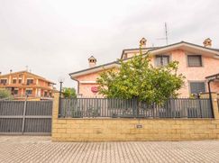 Casa Bi/Trifamiliare in Residenziale