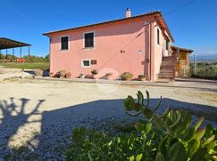 Casa Bi/Trifamiliare in Residenziale