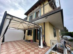 Casa Bi/Trifamiliare in Residenziale