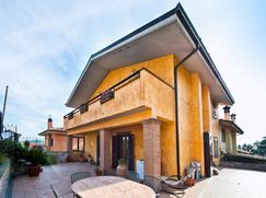 Casa Bi/Trifamiliare in Residenziale