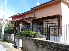 Casa Bi/Trifamiliare in Residenziale