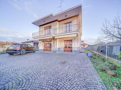 Casa Bi/Trifamiliare in Residenziale