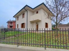 Casa Bi/Trifamiliare in Residenziale