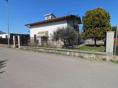 Casa Bi/Trifamiliare in Residenziale