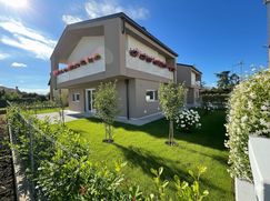 Casa Bi/Trifamiliare in Residenziale