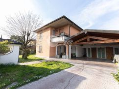 Casa Bi/Trifamiliare in Residenziale