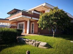 Casa Bi/Trifamiliare in Residenziale