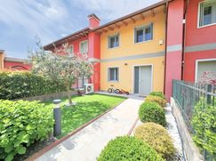 Casa Bi/Trifamiliare in Residenziale
