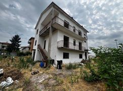 Casa Bi/Trifamiliare in Residenziale
