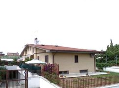 Casa Bi/Trifamiliare in Residenziale