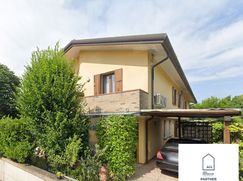 Casa Bi/Trifamiliare in Residenziale