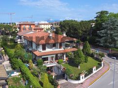 Casa Bi/Trifamiliare in Residenziale