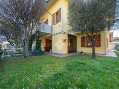 Casa Bi/Trifamiliare in Residenziale
