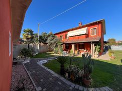 Casa Bi/Trifamiliare in Residenziale