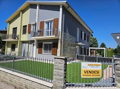 Casa Bi/Trifamiliare in Residenziale