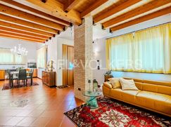 Casa Bi/Trifamiliare in Residenziale
