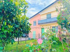 Casa Bi/Trifamiliare in Residenziale