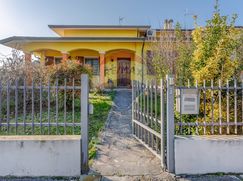 Casa Bi/Trifamiliare in Residenziale