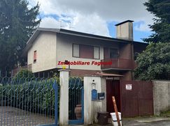 Casa Bi/Trifamiliare in Residenziale