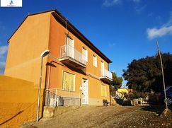 Casa Bi/Trifamiliare in Residenziale