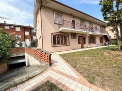 Casa Bi/Trifamiliare in Residenziale