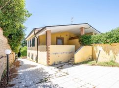 Casa Bi/Trifamiliare in Residenziale