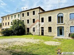 Casa Bi/Trifamiliare in Residenziale