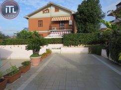 Casa Bi/Trifamiliare in Residenziale