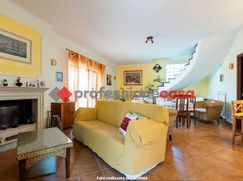 Casa Bi/Trifamiliare in Residenziale