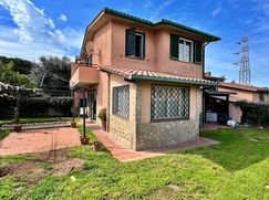 Casa Bi/Trifamiliare in Residenziale
