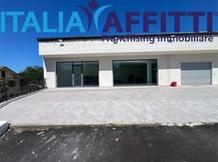 Negozio/Locale commerciale in Commerciale
