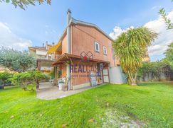 Casa Bi/Trifamiliare in Residenziale