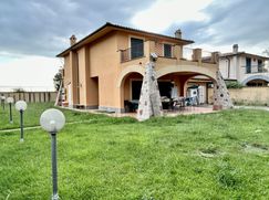 Casa Bi/Trifamiliare in Residenziale