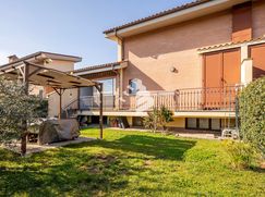 Casa Bi/Trifamiliare in Residenziale